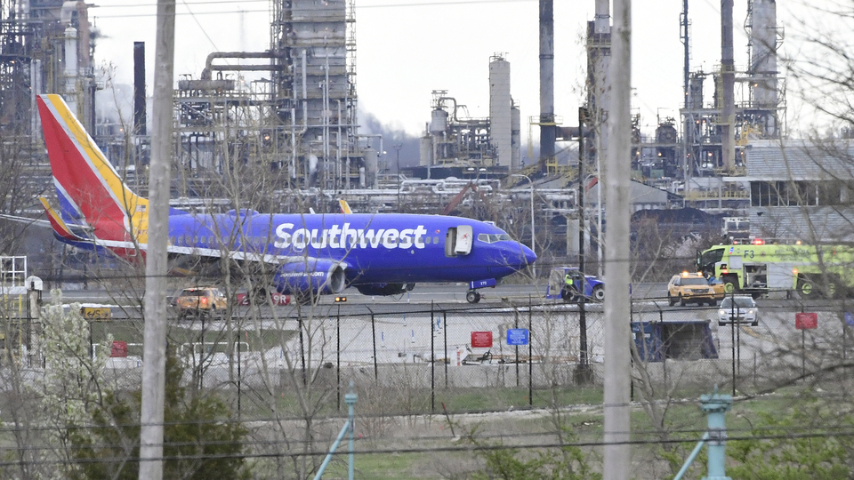 Yolcu uçağı acil iniş yaptı, bir yolcu öldü