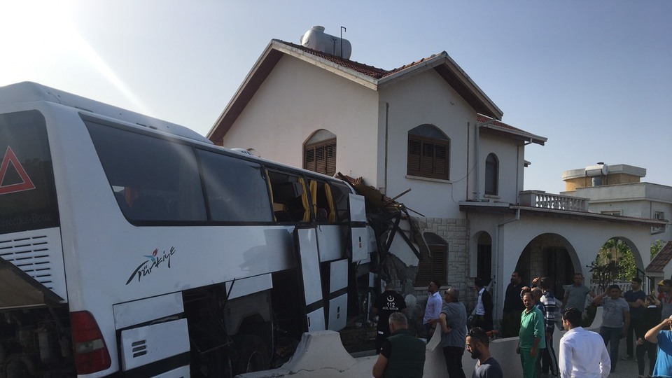 Yoldan çıkan otobüs eve daldı!