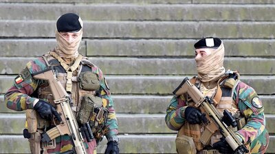 Yaş ortalaması 44'e yükselen Belçika ordusunun gençleri çekmek için aradığı yeni yollar tartışma yarattı