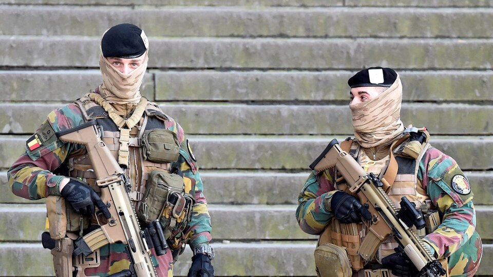 Yaş ortalaması 44'e yükselen Belçika ordusunun gençleri çekmek için aradığı yeni yollar tartışma yarattı