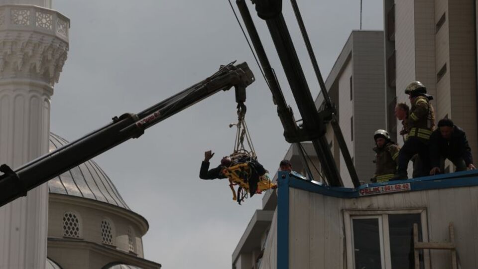 Vinç direği işçinin üstüne düştü!
