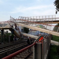 İzmir metro hattında üst geçit raylara çöktü