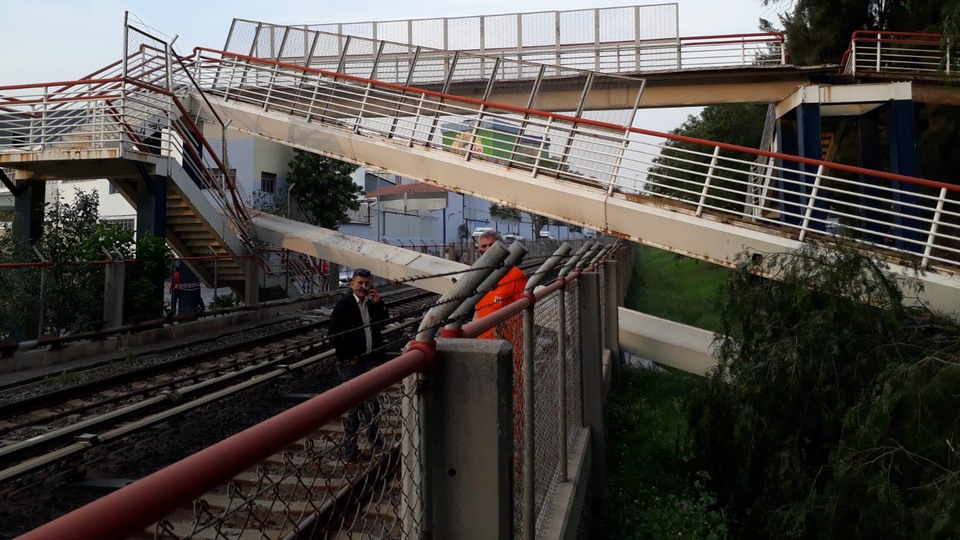 İzmir metro hattında üst geçit raylara çöktü