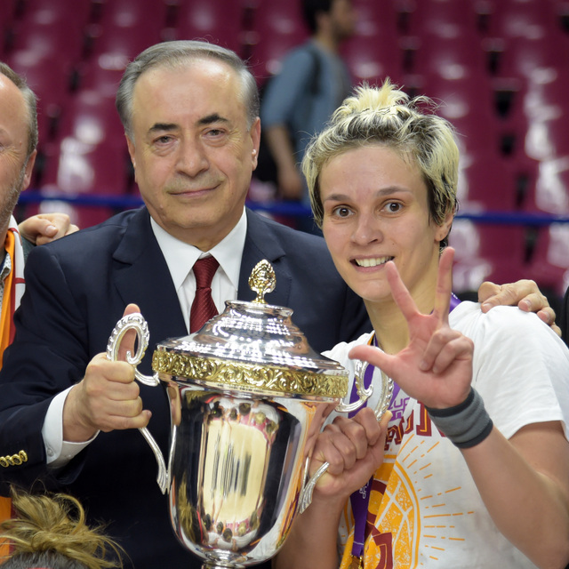 Cengiz, kupayı, Türk halkı ve Galatasaray'a armağan etti