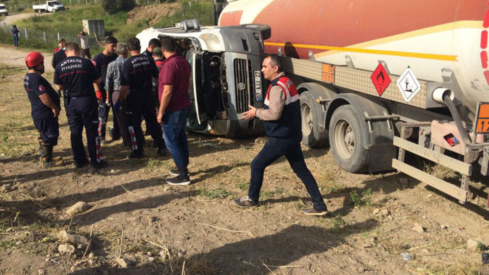 Tankerle öğrenci servisi çarpıştı! Çok sayıda yaralı var