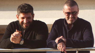 Ölen sevgilisinin eşyalarını satışa çıkardı