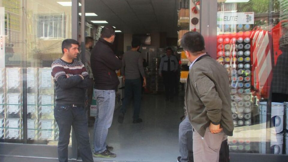 Feci olay! Asansörle duvar arasına sıkıştı