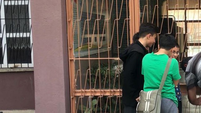 Ders çalışmaya daldılar, okulda mahsur kaldılar
