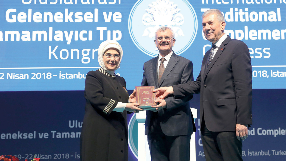 "İlaç endüstrisi tıbbı kontrolü altına aldı"