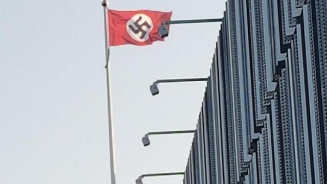 Hitler'in doğum gününde İsveç'te Nazi bayrağı!