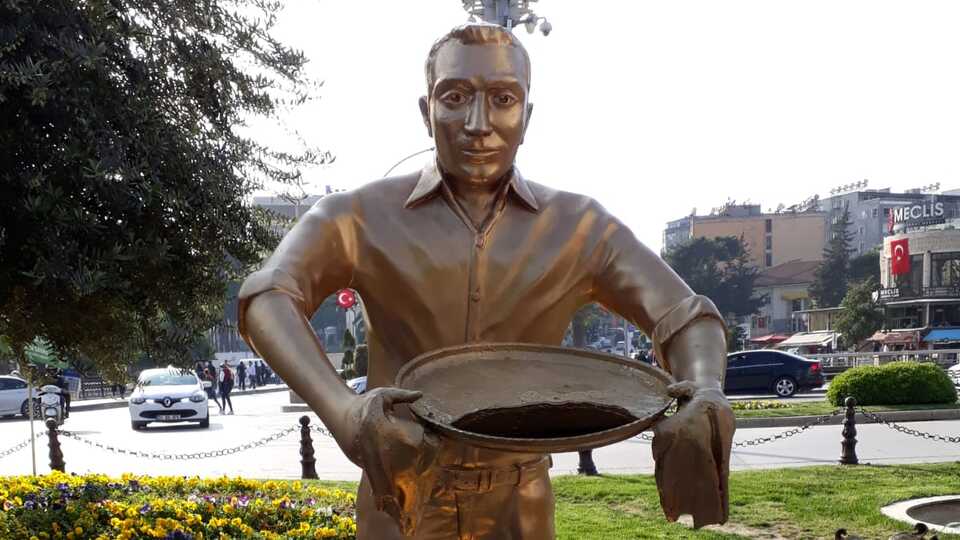 Künefecinin tepsisi bulundu