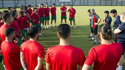 Karşıyaka'da yaprak dökümü