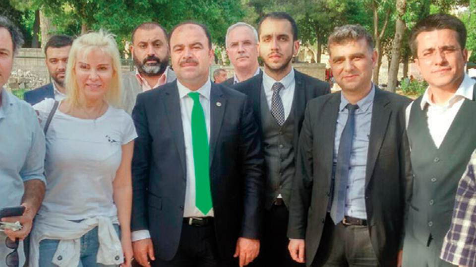 Dört dilde şarkı söyledi