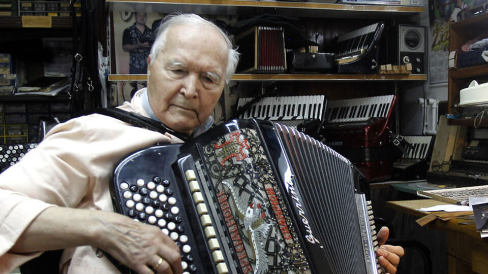 Gençlere meydan okuyor! Sırrı akordeon aşkı