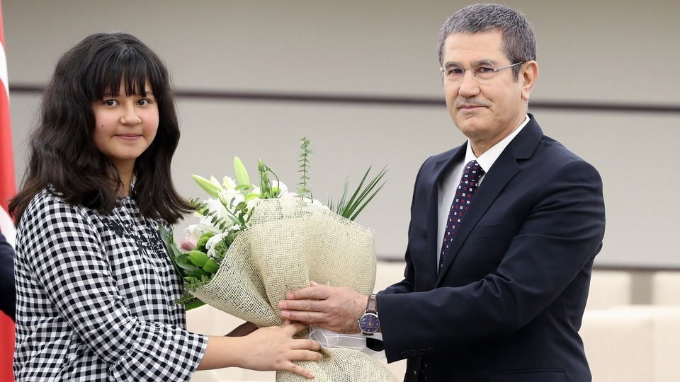 Milli Savunma Bakanı koltuğunu Afrin şehidinin kızına devretti