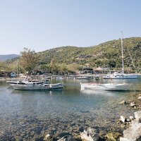 Rüzgârı, kocaman papatyaları ve masmavi koylarıyla Datça!