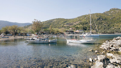 Rüzgârı, kocaman papatyaları ve masmavi koylarıyla Datça!