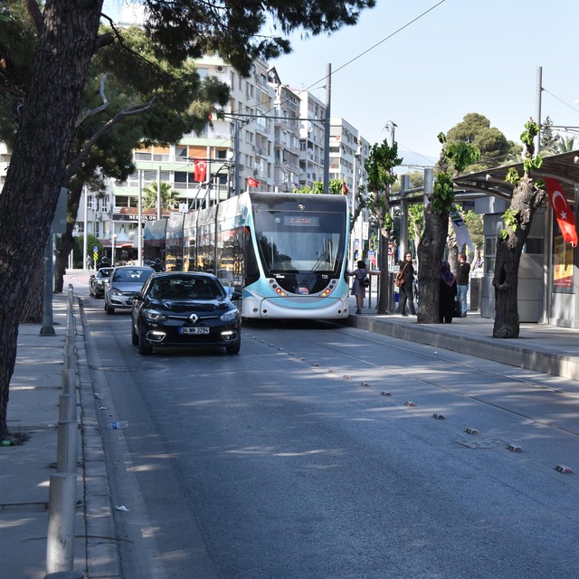 Tramvayın elektrik bağlantısı koptu!