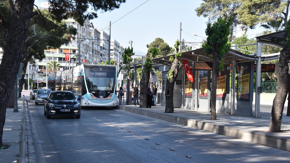 Tramvayın elektrik bağlantısı koptu!