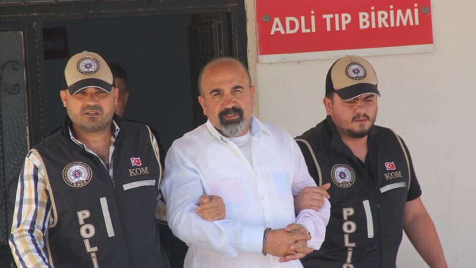 Firari restoran sahibi balık yerken yakalandı! "Su akar yatağını bulur"