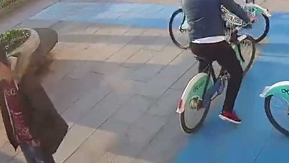 Belediye işçisinin dikkati küçük kızı kurtardı! O anlar kaydedildi