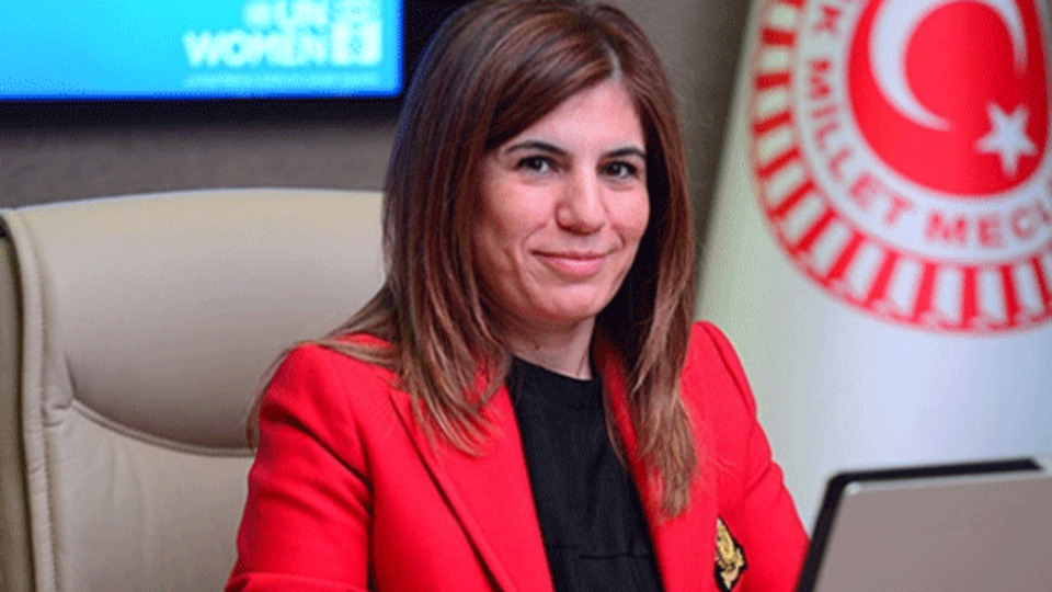 İlknur İnceöz kimdir?