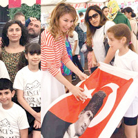 Londra sokaklarında 23 Nisan coşkusu