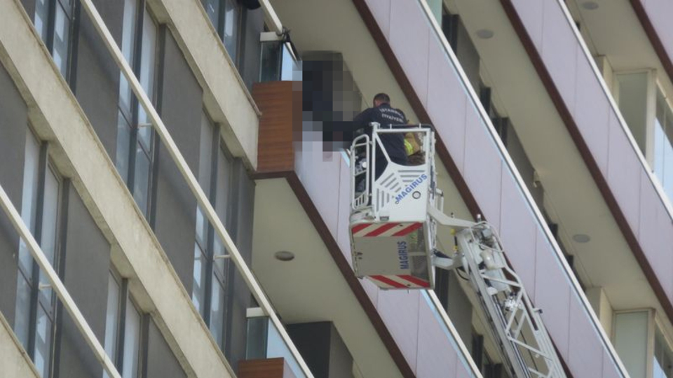 Lüks sitede dehşet! Karşı bloktakiler camdan bakınca fark etti