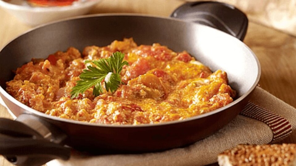 En lezzetli ve güzel menemen tarifi