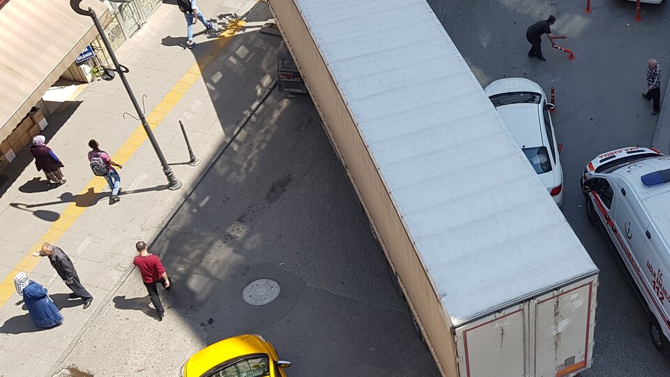 Yol tıkandı, herkes ambulans için seferber oldu!