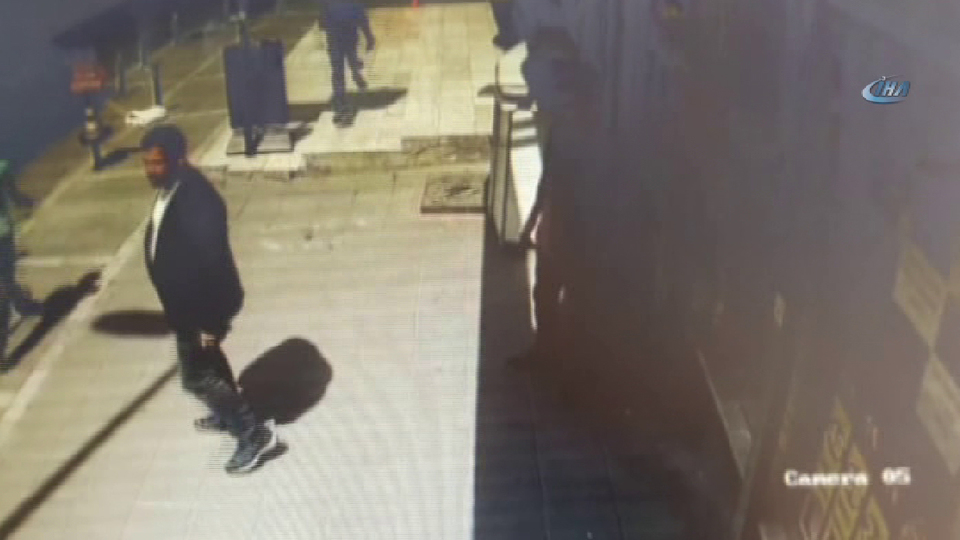 Polisten kaçarken öyle birine yakalandılar ki! O anlar kamerada