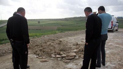 Mezarlıkta esrarengiz çukur! İçinden çıkanların peşindeler