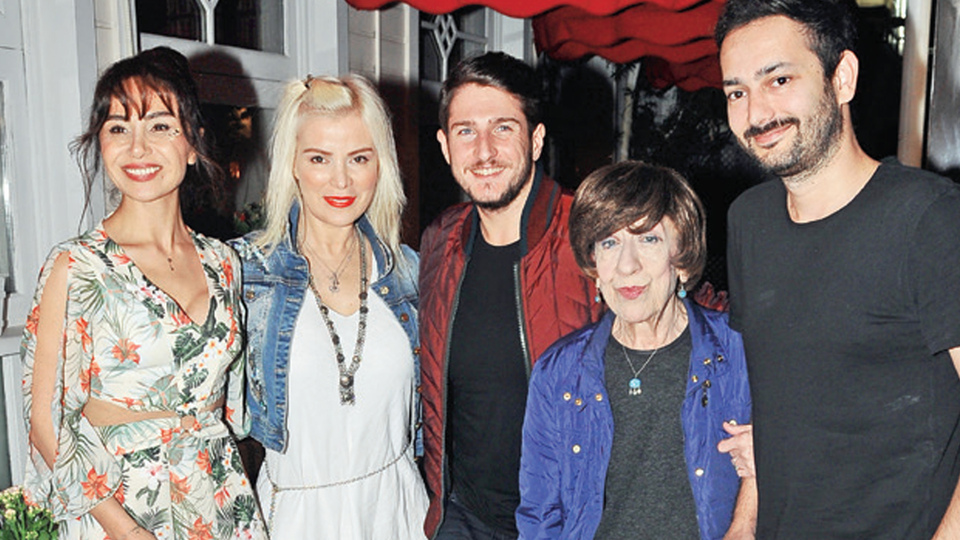 Ünlüler Erim'in yeni single çalışması 'Aferin' için bir araya geldi