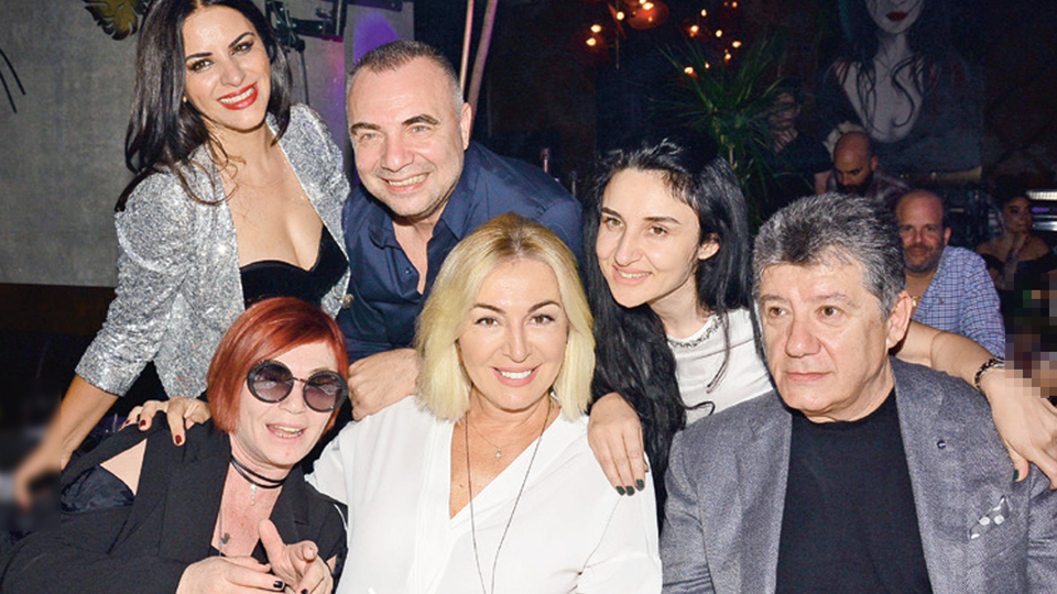 Zara, dostlarına şarkı söyletti