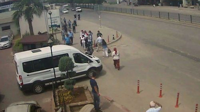 Olayı fark eden kadınlar peşine düştü! O anlar kamerada