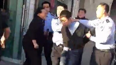 Okulla ilişiği kesildi, öğrencilere saldırdı!