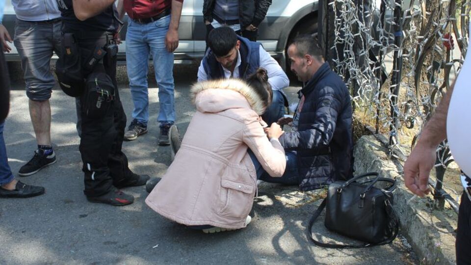 Yoldan geçiyordu! Elini bir an olsun bırakmadı