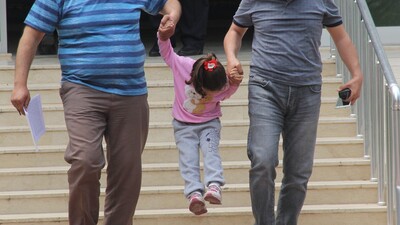 5 yaşındaki engelli kızını bakıcıya bırakıp gitti!