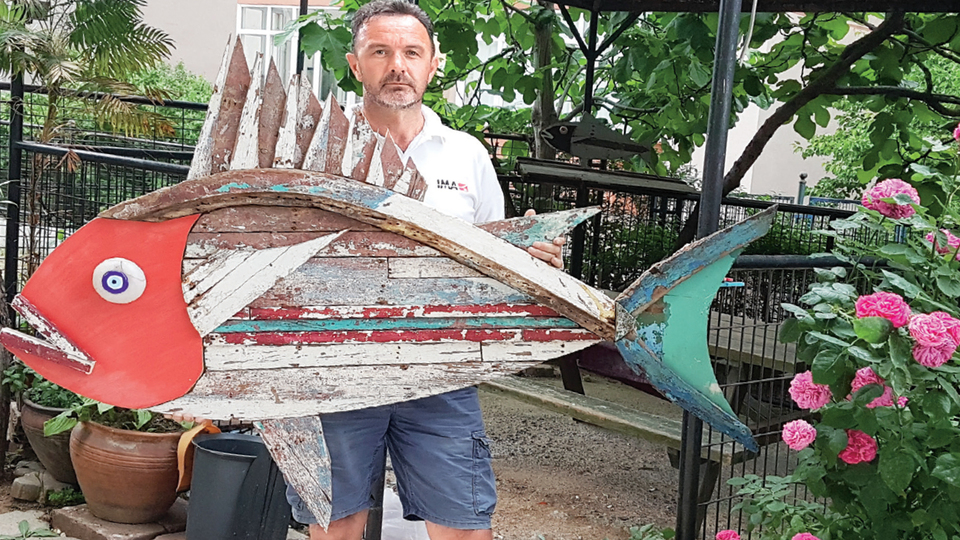 Deniz çöplerini eserleştirdi