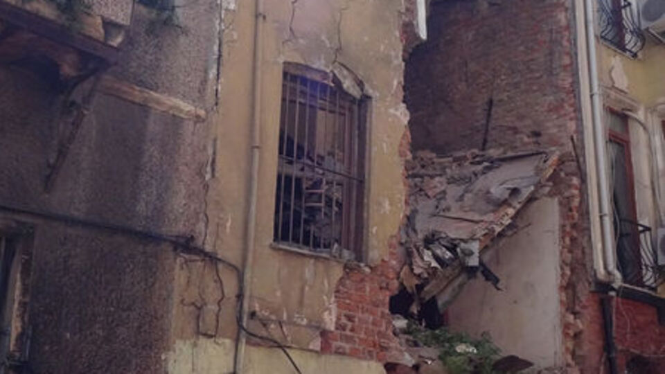 Beyoğlu'nda metruk binada çökme! Yıkılma tehlikesi var