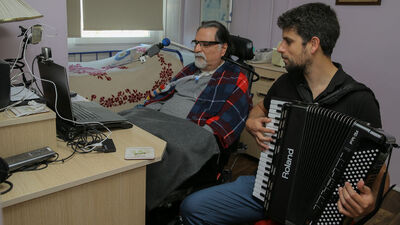 Gözleriyle konser verecek!