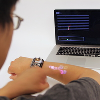 Kolunuzu dokunmatik ekrana çeviren akıllı saat!