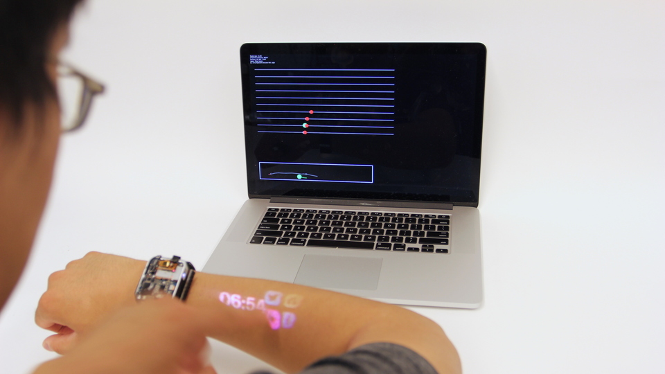 Kolunuzu dokunmatik ekrana çeviren akıllı saat!