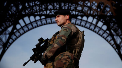 Fransa zorunlu askerliğe geçiyor!