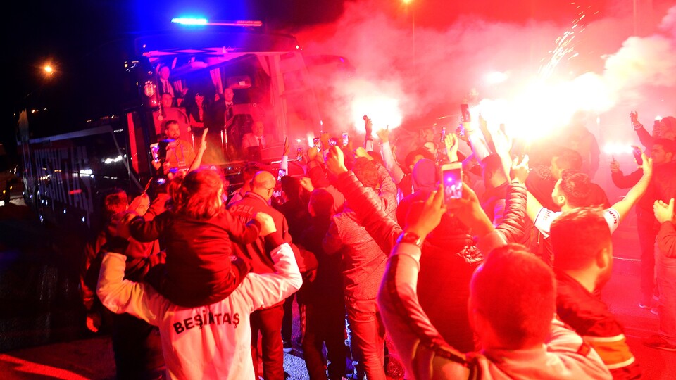 Beşiktaş, meşalelerle karşılandı!