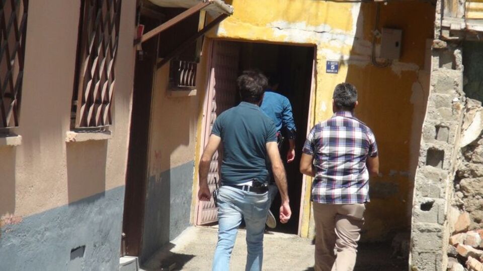 40 yıllık eşini kafasına çekiçle vurarak öldürdü!