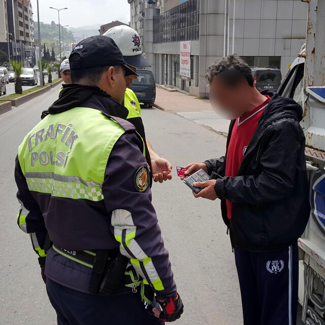 Polise akılalmaz tepki: İnsan kız arkadaşının yanında alınır mı?