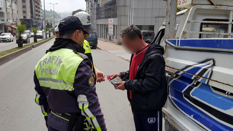 Polise akılalmaz tepki: İnsan kız arkadaşının yanında alınır mı?