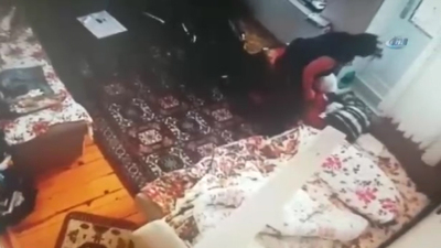 Şüphelendi, kamera görüntülerine bakınca korkunç manzarayla karşılaştı!