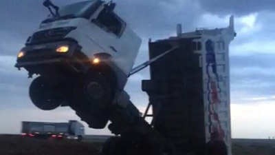 Kamyon şaha kalktı, sürücü mahsur kaldı